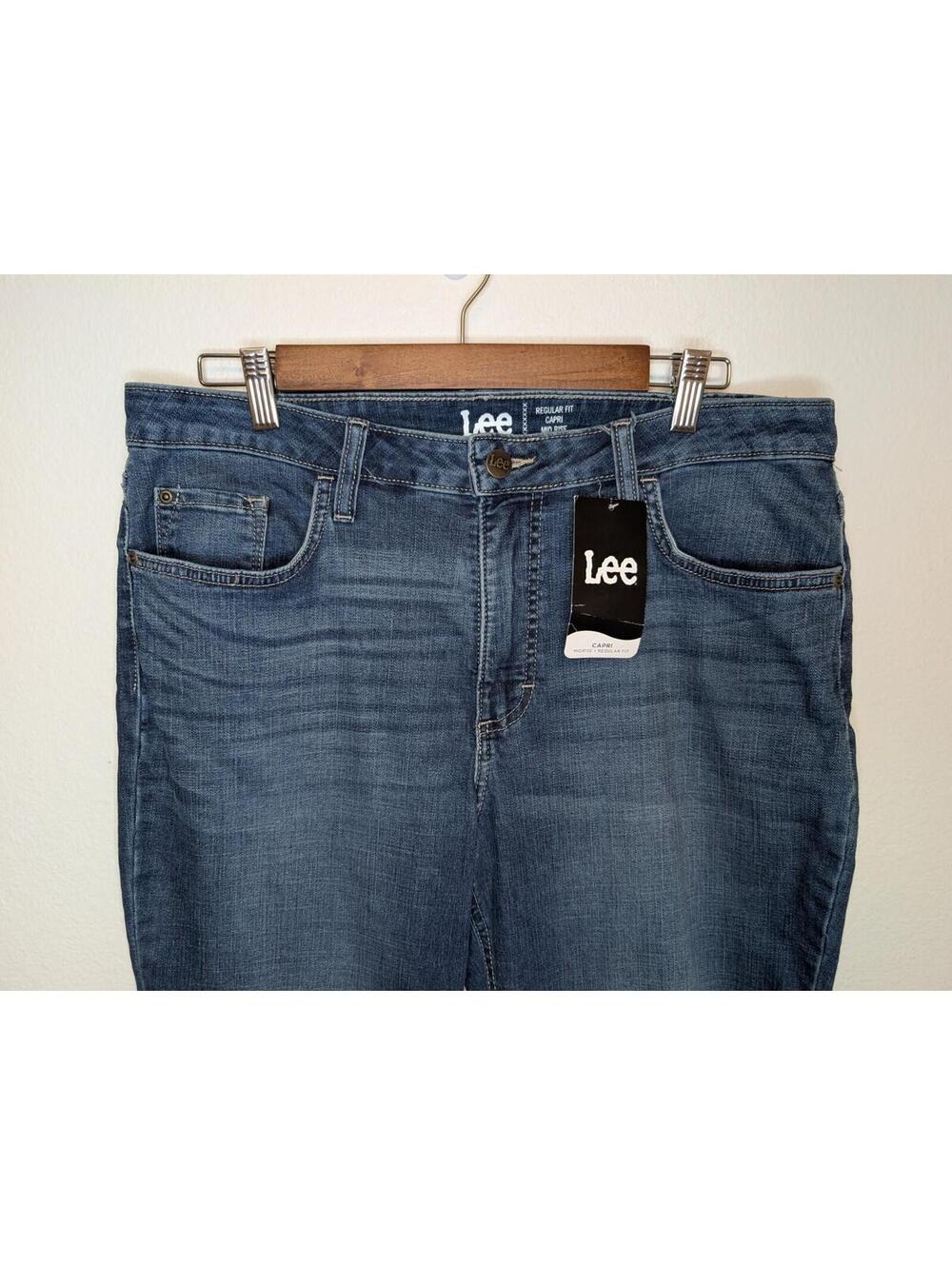 Lee Mid Rise Capri Women's size 14 M Blue Denim Jeans Regular Fit NWT - Picture 2 of 9